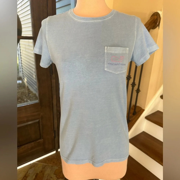 Vineyard Vines Light Blue Pocket Whale Graphic Tee Women’s Size XS - Picture 2 of 5